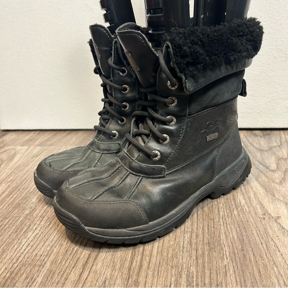UGG youth Butte leather boots size 3